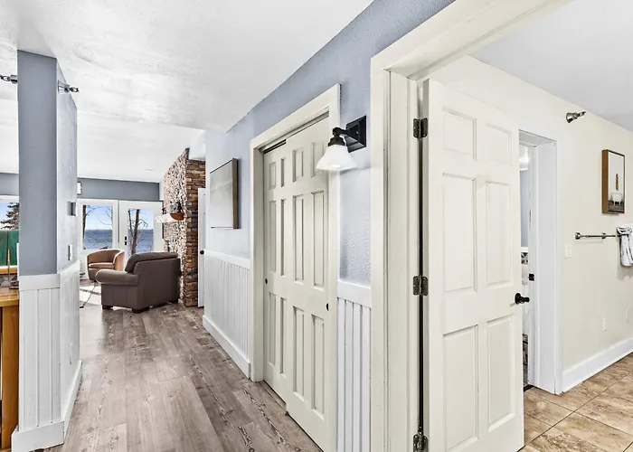 Whispering Pines Lake Views King Suite, 2 Queen Beds, Kitchen And Heated Pools