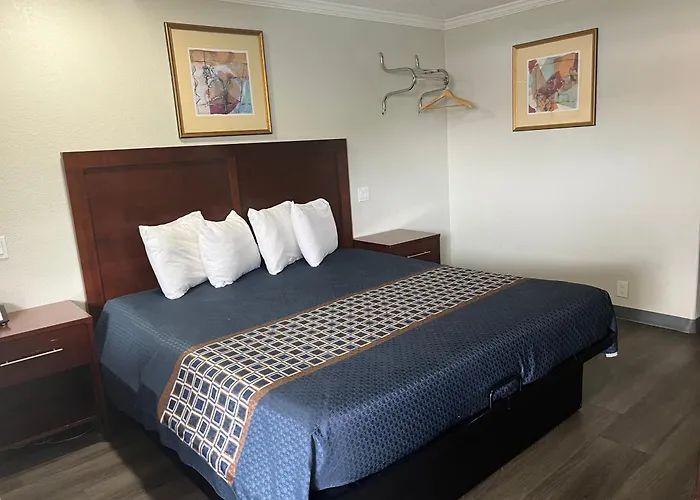 Golden Eagle Motel