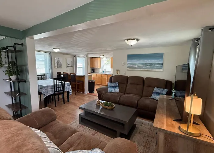 Oakland Beach Cottage - Sleeps Up To 4