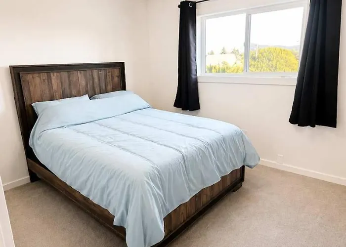 Mountain Views - Ocean Glimpses - Near Victoria - 2Br Suite