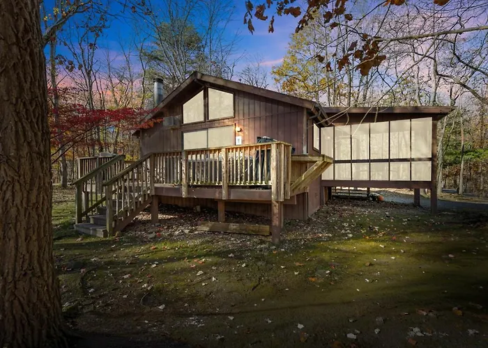 Woods Song -- Hot Tub - Pet Friendly - Wifi - King Bed - Woods Resort - Golf Nearby - Pool Pass - Spa - Grill - Fireplace