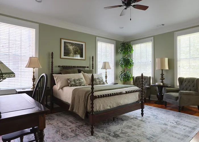 Beautiful 3Bed Townhome In Historic Downtown Savannah