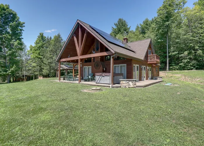 3-Acre Benezette Cabin: Hot Tub, Grill & Mtn View