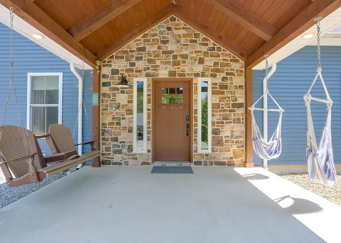 Hot Tub, Grill & Mtn Views! Benezette Cabin