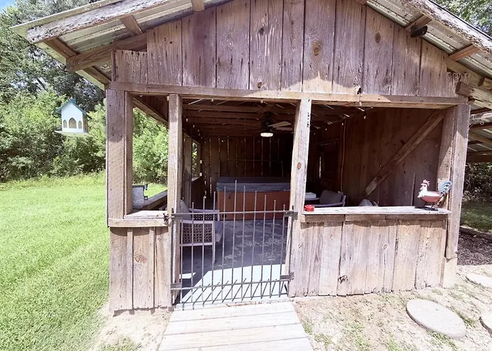 Farm House Stay With Soaking Tub And Hot Tub Barn