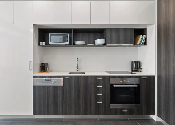 Modern Quiet 1 & 2 Bed Apt Opposite Albert Park