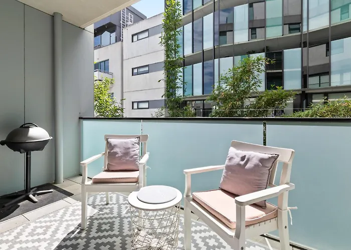 Modern Quiet 1 & 2 Bed Apt Opposite Albert Park