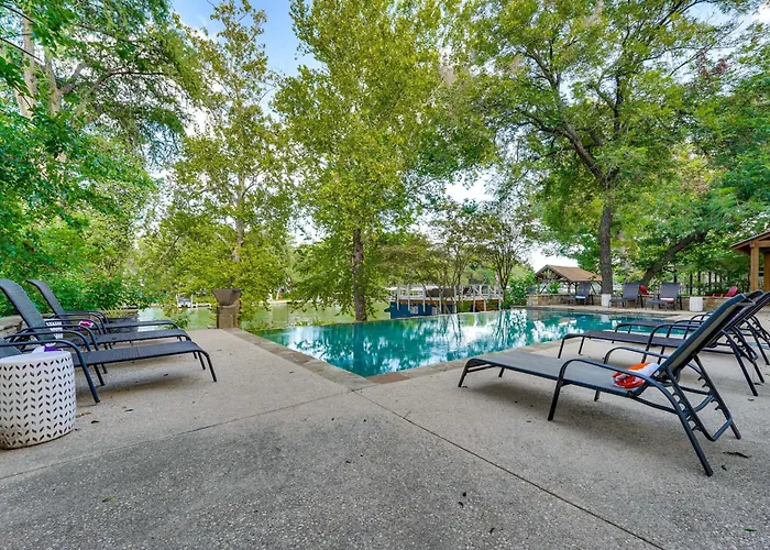 4-Season Boathouse, Hot Tub! Guadalupe River Oasis