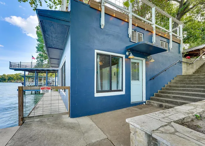 4-Season Boathouse, Hot Tub! Guadalupe River Oasis