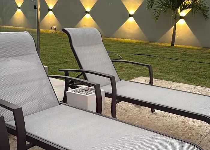 5 Star Villa Minutes From Airport And Beaches