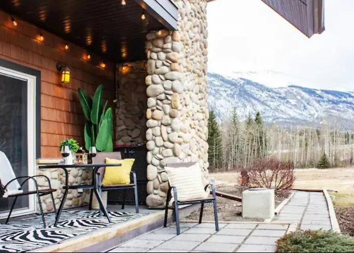 Mountain Haven Retreat, Pool & Hot Tub, Ug Parking, Fitness Centre, Wifi!
