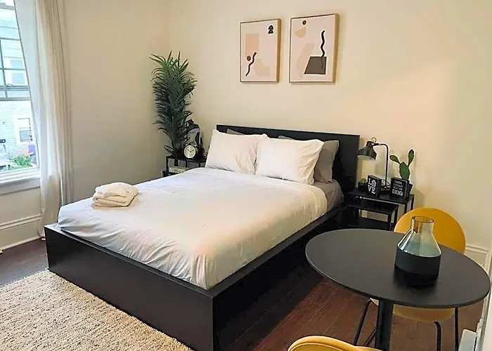Pet-Friendly Lovely Studio #2 At Doggy Digs, Balcony