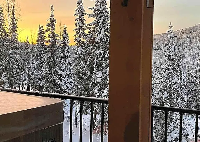 Cozy Modern Ski-In & Ski-Out, Hot Tub, Townhouse