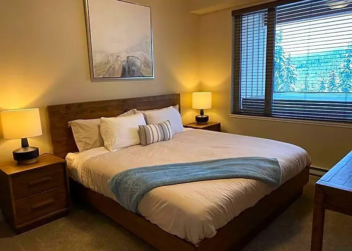 Cozy Modern Ski-In & Ski-Out, Hot Tub, Townhouse