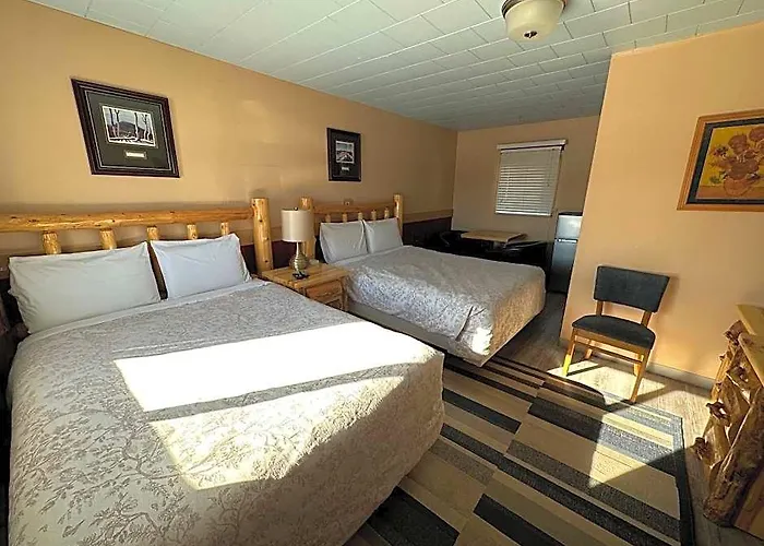 Pinecrest Motel