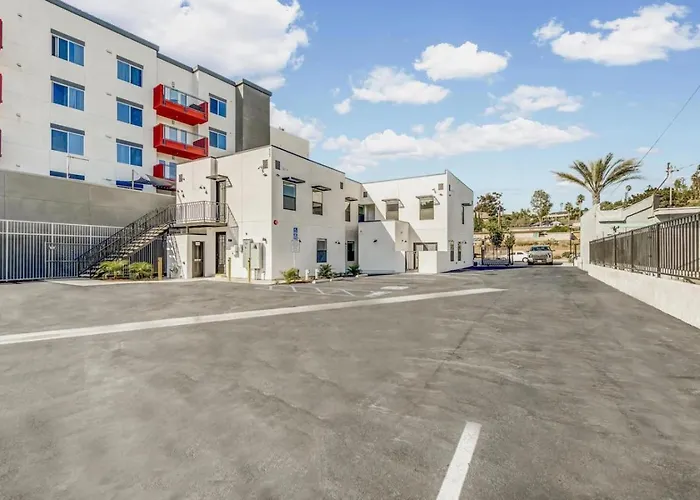 Two Bedroom - Queen In Both. Heart Of Downtown Vista