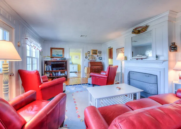 Charming Cape Cottage—Ocean Views Private Beach