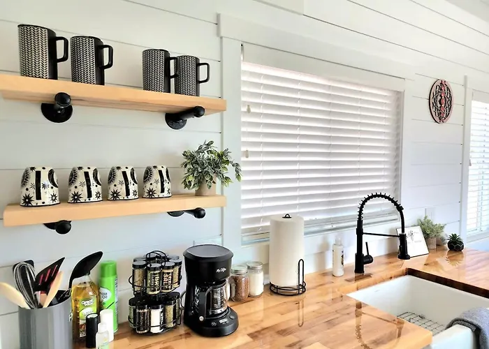 Zion Pet-Friendly Tiny Home, Hot Tub & Bbq
