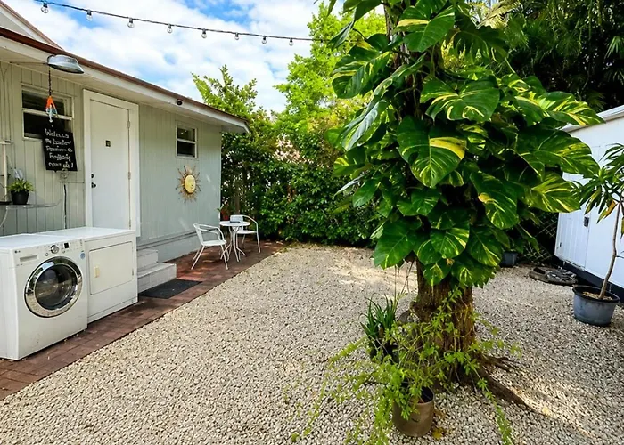Quiet & Centrally Located House - Private Parking, Laundry And Storage For Luggage