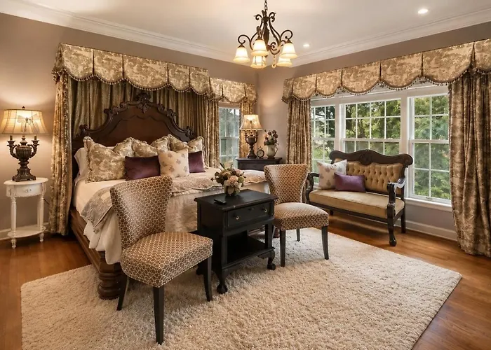 King Suite-Sitting Area-Backyard Views-The Blooming Garden