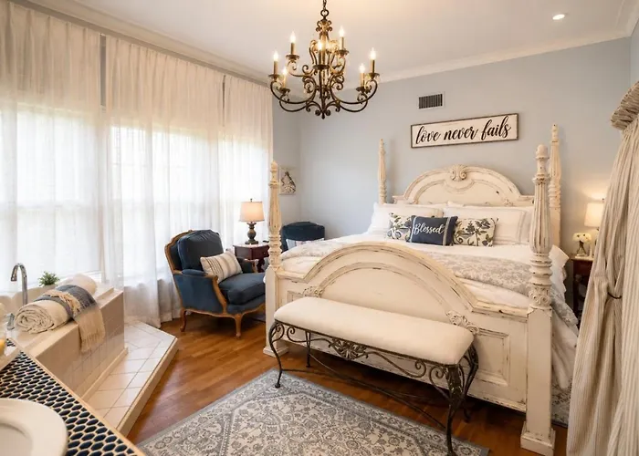 Historic Mansion-King Suite-The Blue Jay