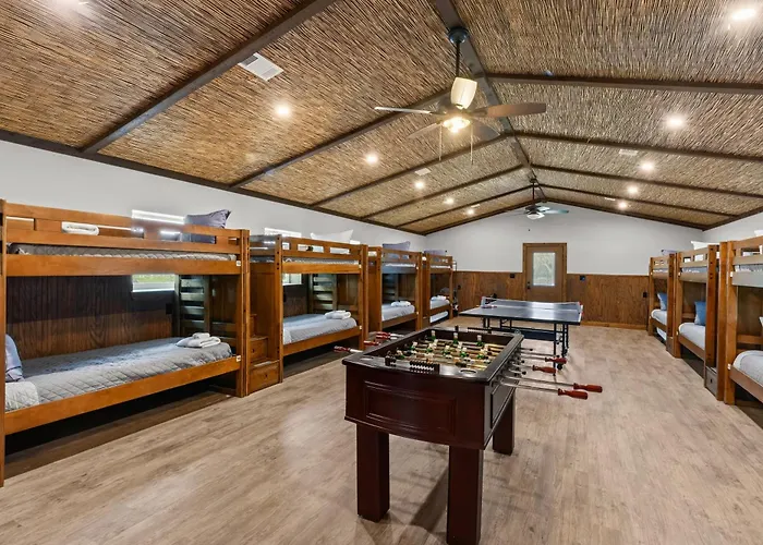 Camp David Retreat - Pool, Pickleball & Views
