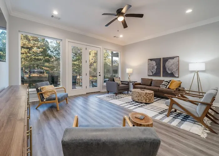 Lakefront Oasis With Game Room!
