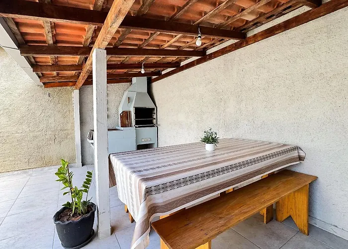 Casa c/ piscina e churrasqueira para até 6 pessoas