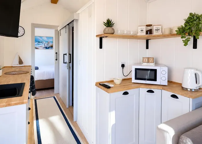 The Gatwick Cabin With Airport Parking Available