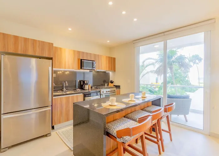 Chic Beachfront Condo Ocean View Rooftop Pools