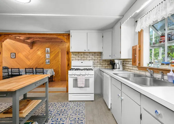 Family Pet-Friendly Cape Escape Near Beach