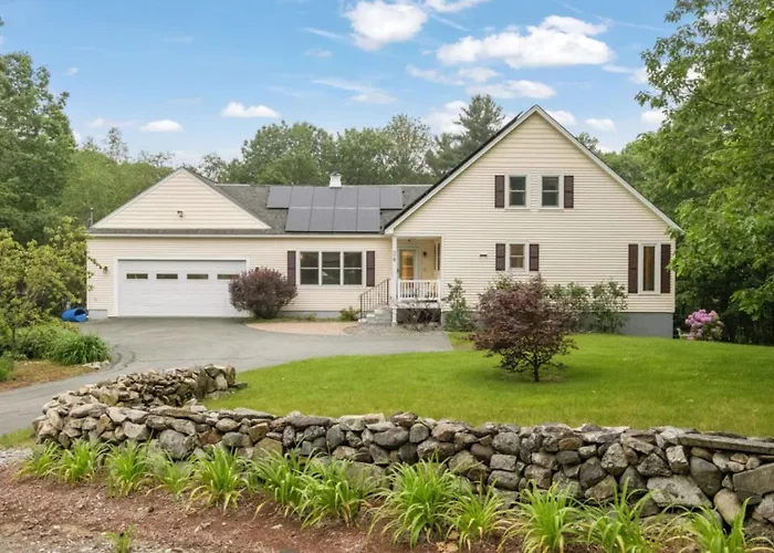 Lakes Region Retreat, Hot Tub & Fire Pit, Game Room