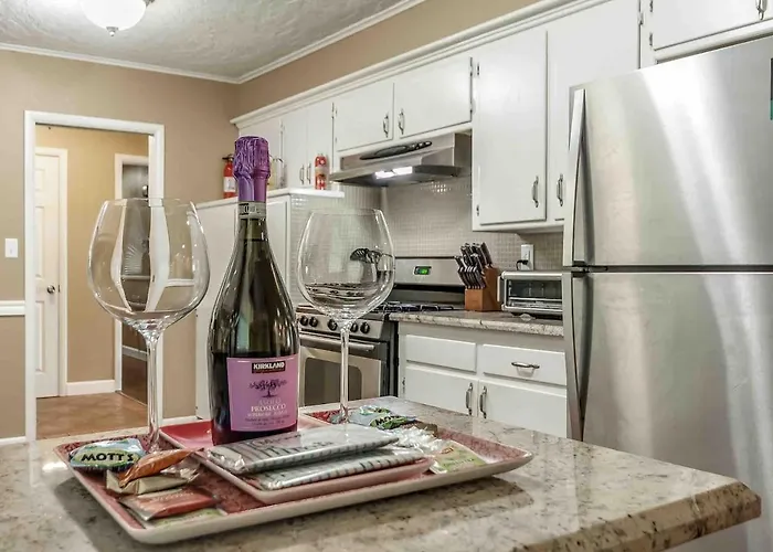 3 Bedroom Home With A Gameroom Close To Campus