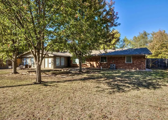 3 Bedroom Home With A Gameroom Close To Campus