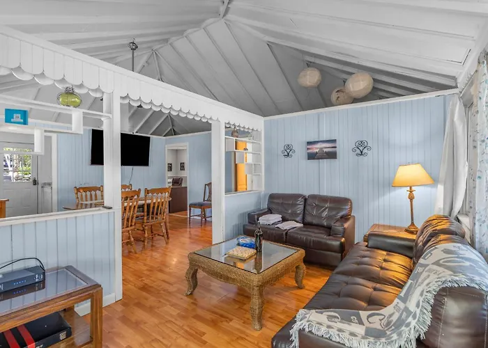 Family Lakefront Adventure House 3Br Wfirepit & Scenic
