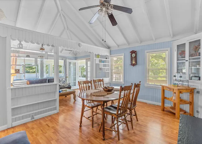 Family Lakefront Adventure House 3Br Wfirepit & Scenic