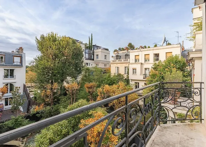 Luxury Private Apartment With Rooftop In Neuilly-Sur-Seine