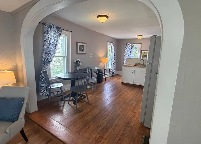 Downtown Getaway W/ Full Kitchen & Furnished Porch - Walk To The Beach/Harbor