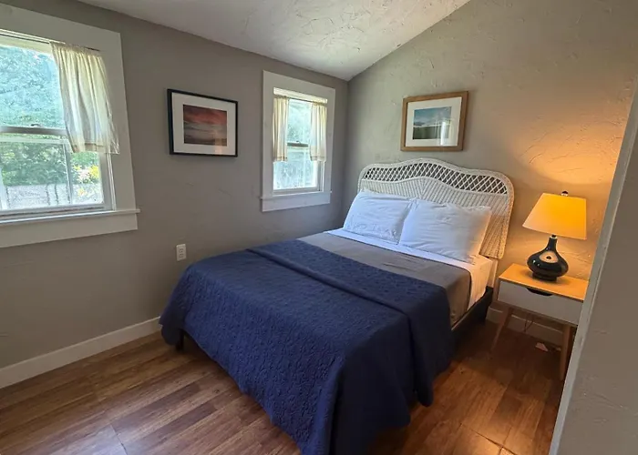 Downtown Getaway W/ Full Kitchen & Furnished Porch - Walk To The Beach/Harbor
