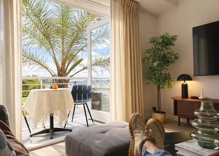 Elegant Waterfront Retreat Harbour & River Views