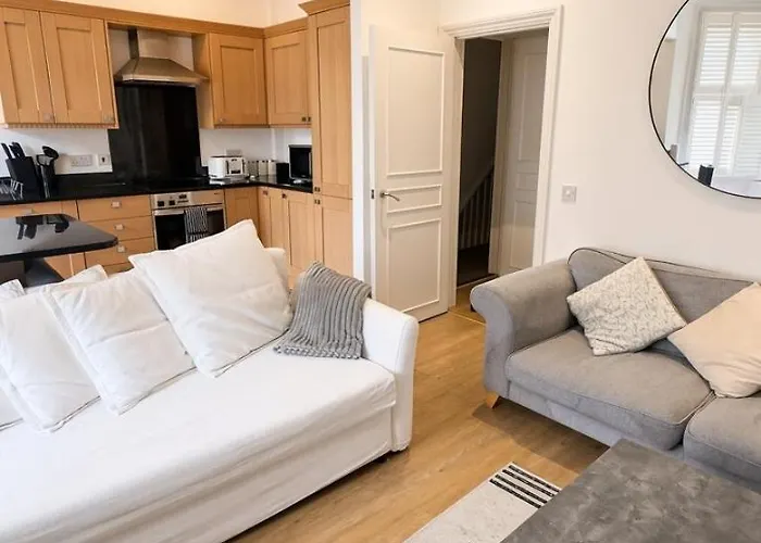 New! 2 Bedroom Flat, Free Parking, Ps5 And Netflix, Ideal For Professionals, Relocators And Families 1 Minute To The Centre And Station