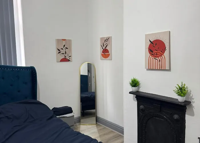 Spacious 5 Bedroom Home Near City Centre Sleeps 10