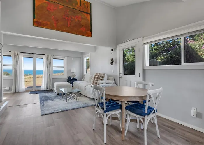 Newly Remodeled Ocean View Retreat, Balcony And Bbq