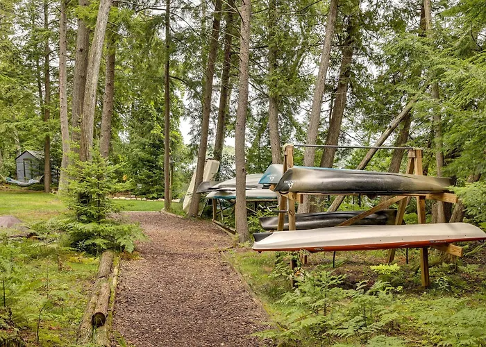 On 4 Acres! Retreat W/ Lake Access In Maple City