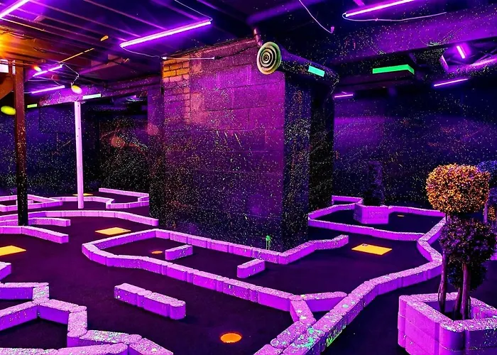 Glow Golf Retreat- Hot Tub - Sauna- Swing Fire Pit