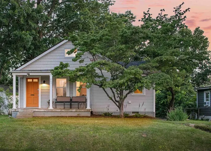 Parkview Cottage | Walkable To Food, Shops, Pool