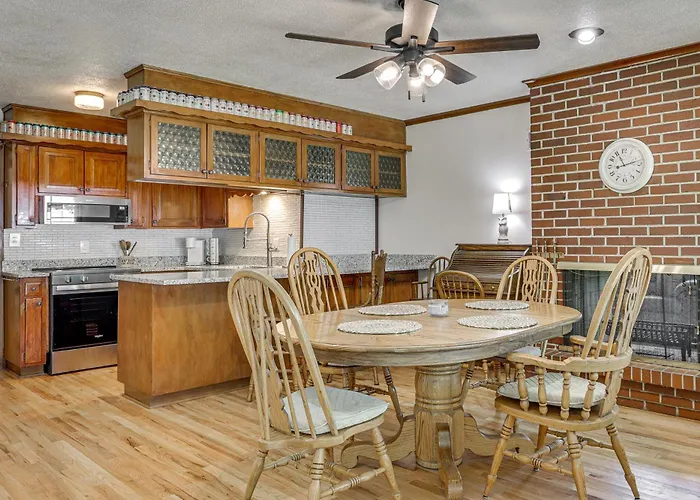 Fenced Yard & Patio! Shawnee Getaway 2 Mi To Dtwn