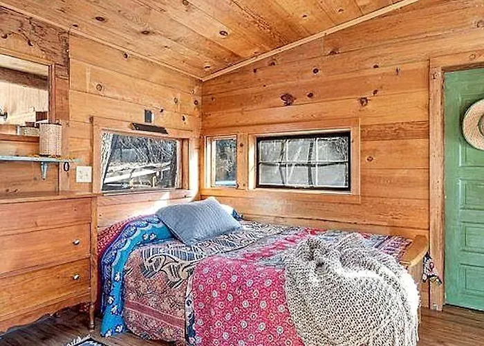 Charming Woodland Cabin With Skylights & Quiet Escape In Jacksonville, Oregon