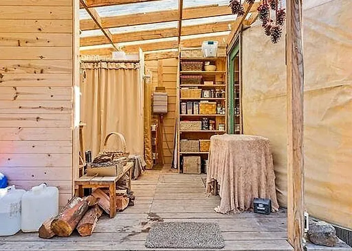 Creekside Geodesic Dome Retreat With Expansive Nature Views In Jacksonville, Oregon