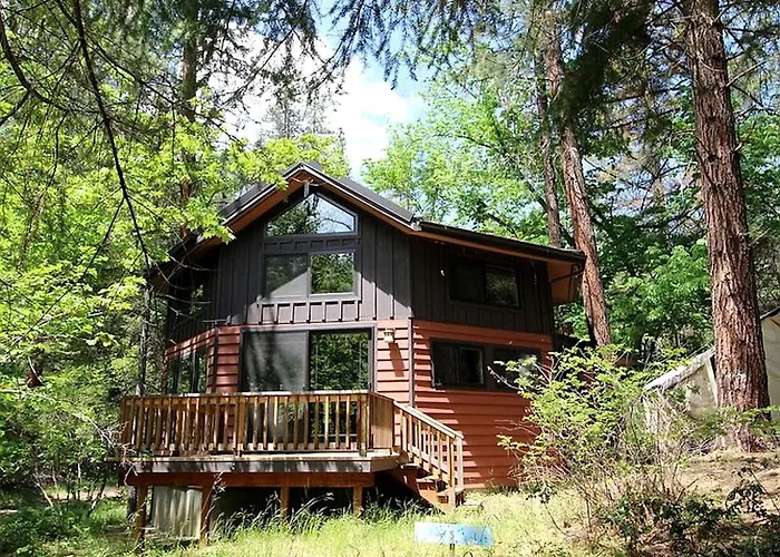 Tranquil Woodland Cabin Getaway With Cozy Indoor Fireplace In Jacksonville, Oregon